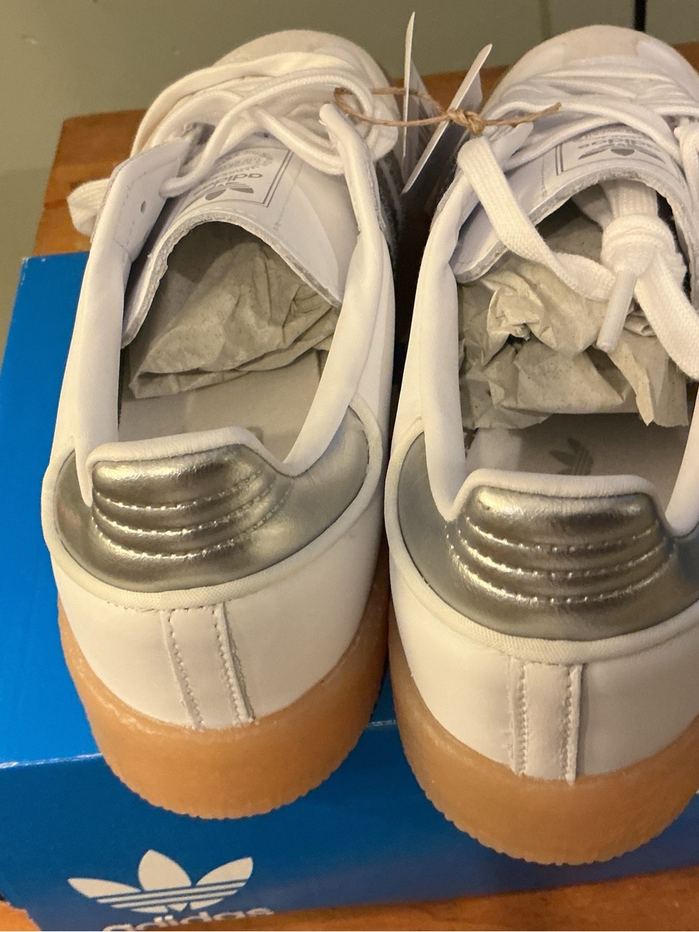 adidas sambe W  Classic White Sneakers and Gum Sole Women’s 8.5 JQ8412 - Picture 4 of 7